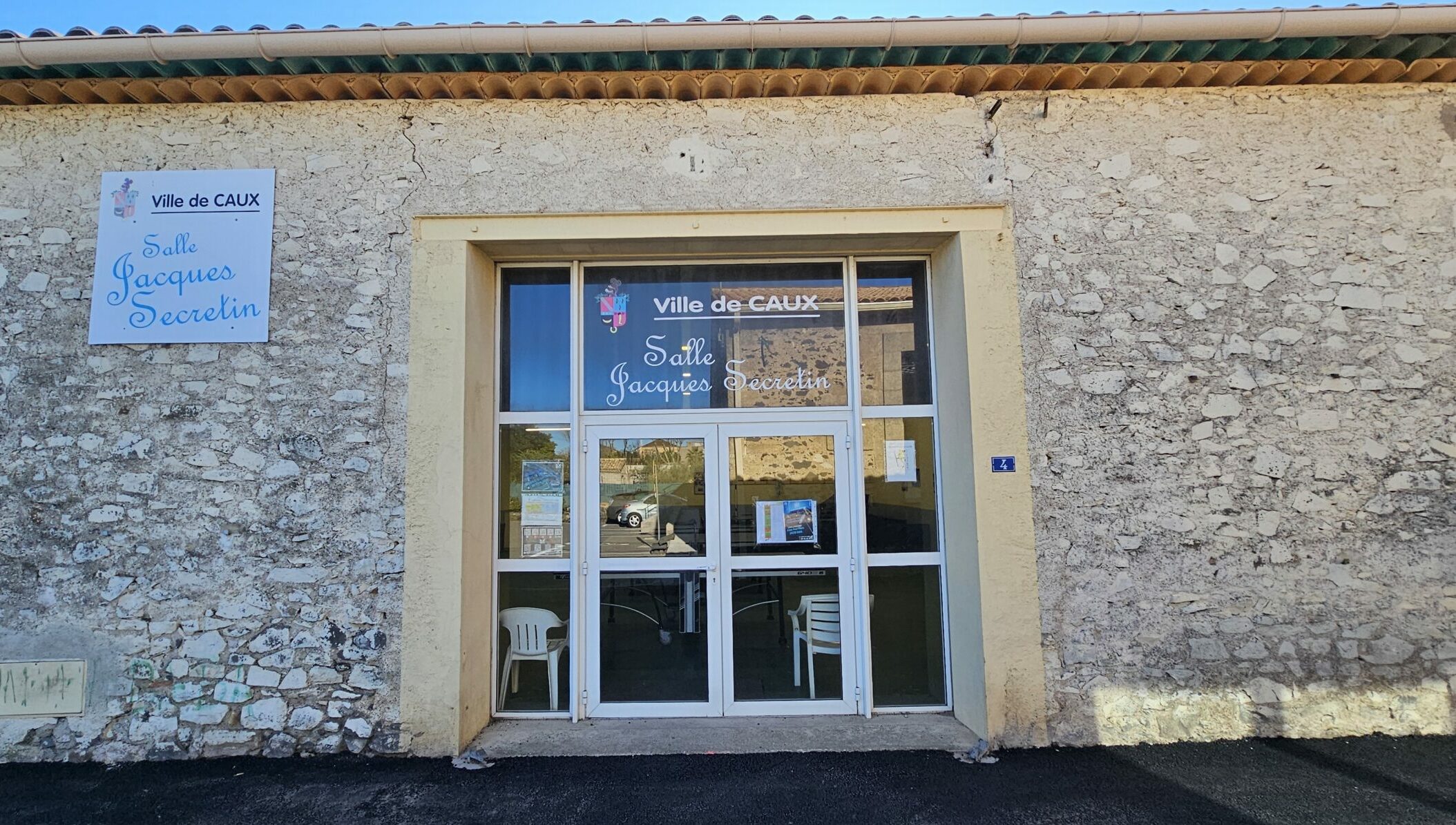 Façade de la Salle Jacques Secrétin à Caux